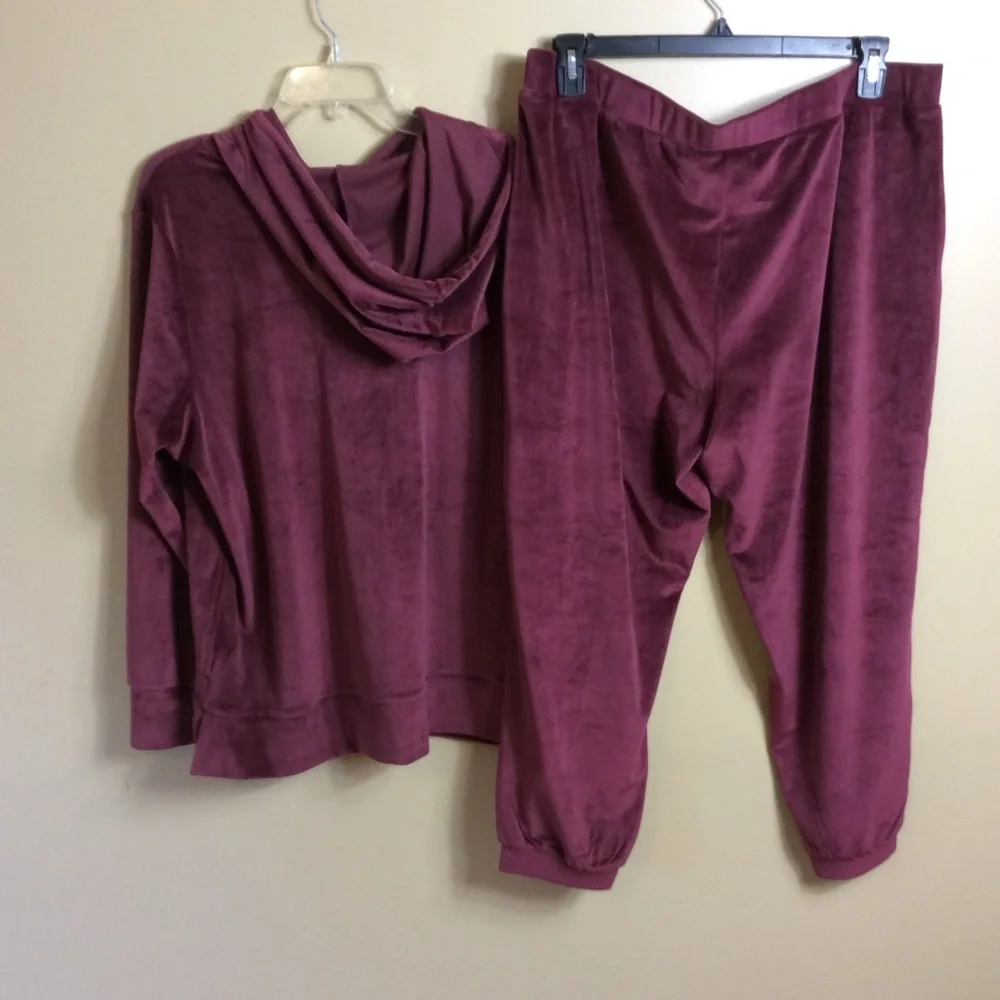 Quacker Factory cropped velour outfit.  Maroon - Picture 9 of 10